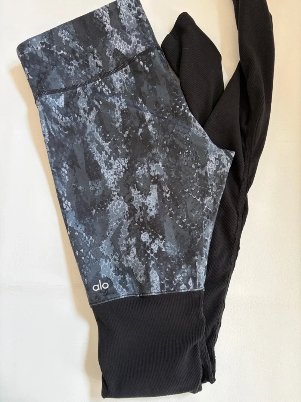 Alo Yoga Women’s Leggings Goddess Ribbed Leggings Black Grey Phyton Print Large